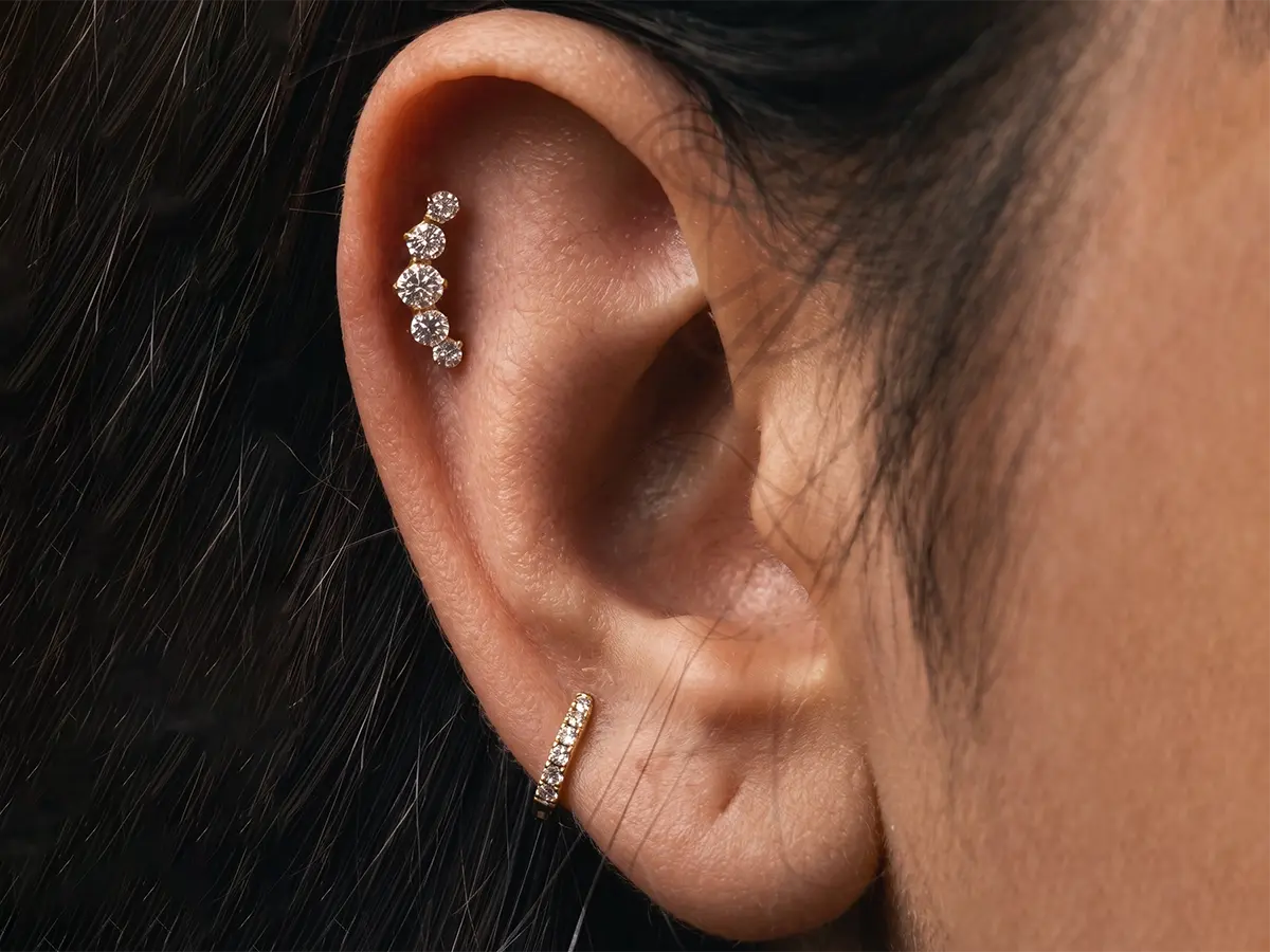 Kadıköy Body Art Studio’da gerçekleştirilen helix piercing uygulaması