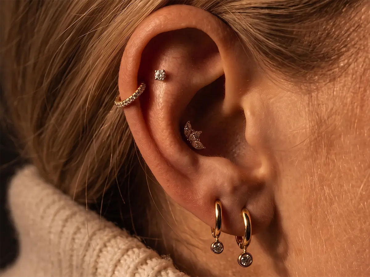 Helix ve conch odaklı ear styling dizilimi