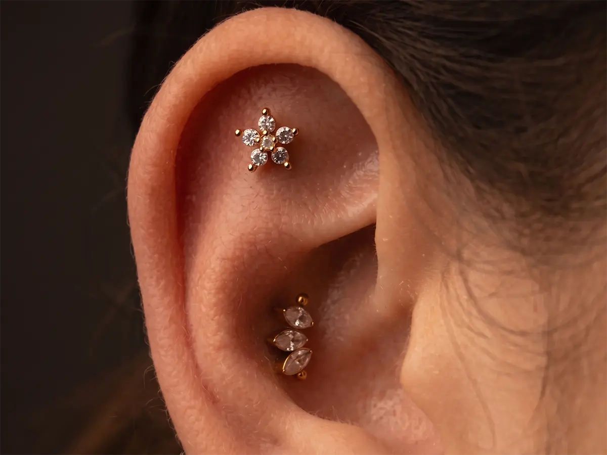 Minimal ear styling ve sade kulak piercing dizilimi