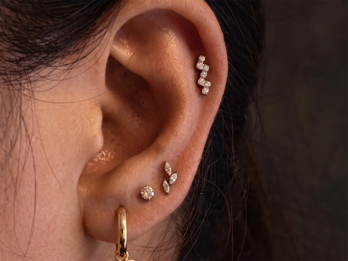 Takı odaklı ear styling ve piercing kompozisyonu