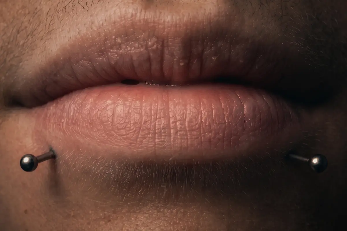 Snake bites çift side labret piercing simetrik yerleşim örneği