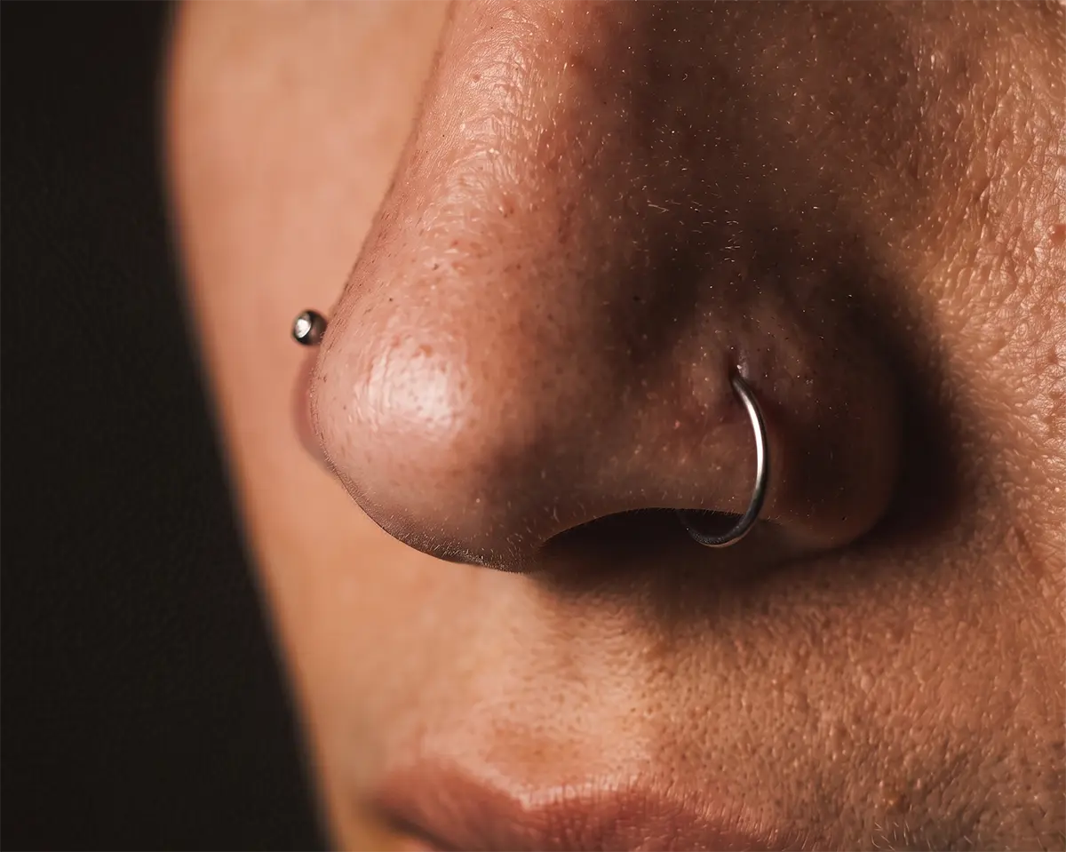 Çift nostril piercing simetrik burun takı yerleşim örneği