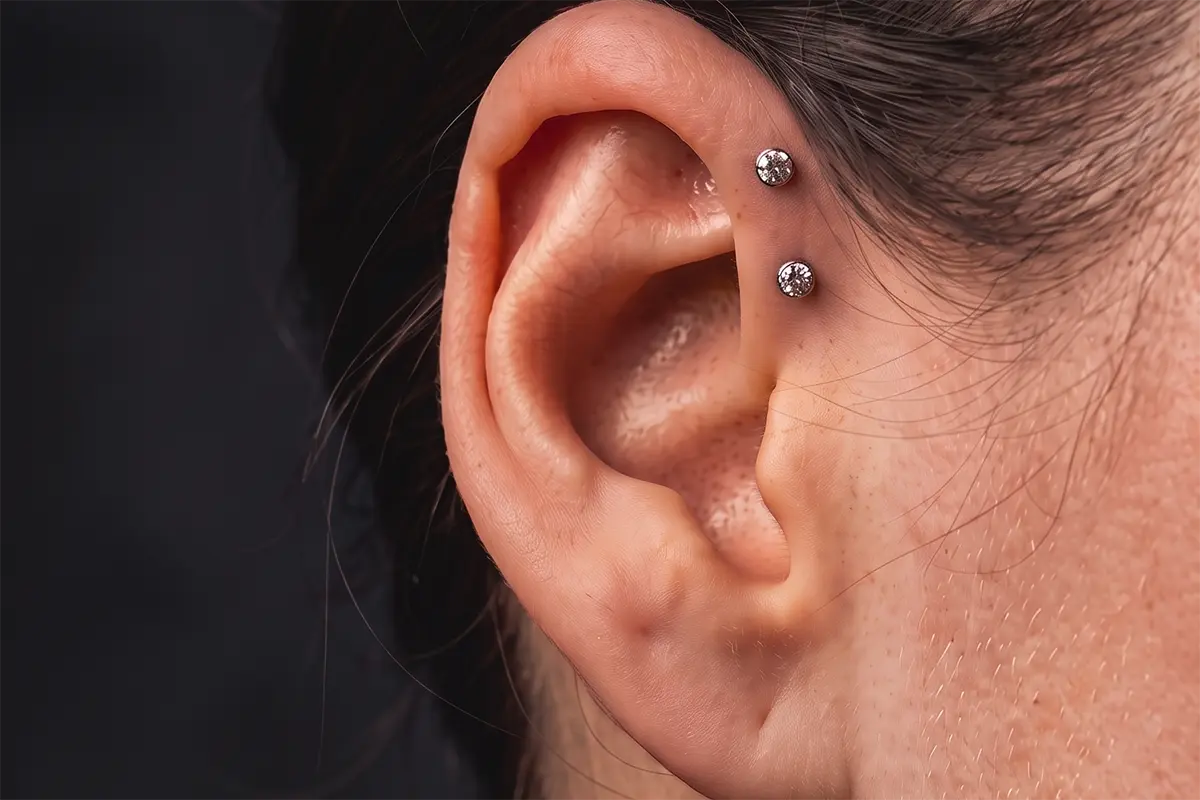 Flat ve forward helix piercing üst ve ön kulak kıkırdağında yerleşim örneği