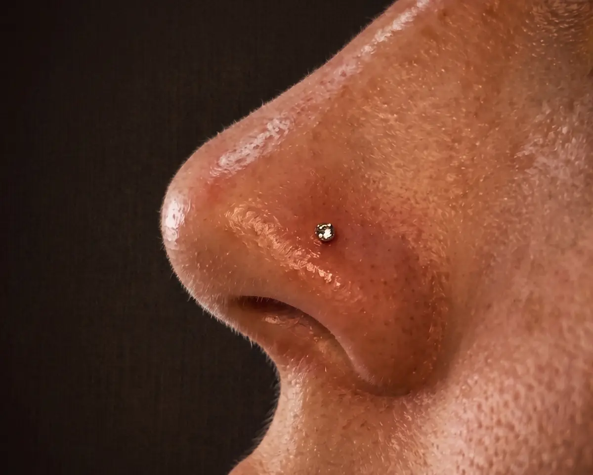 Nostril piercing burun kanadında takı yerleşim örneği