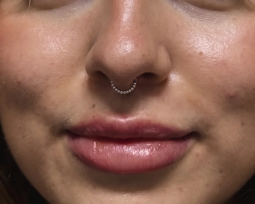 Septum piercing için clicker ve halka takı örneği